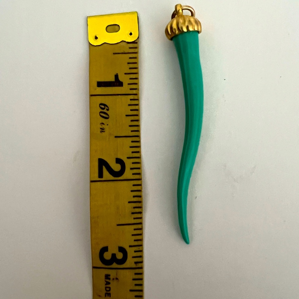 Elegant Green Horn and Gold Pendant. - Picture 3 of 3